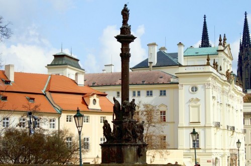 Градчанская площадь(Hradčanské námĕstí), чумной столб (Mariánský morový sloup)