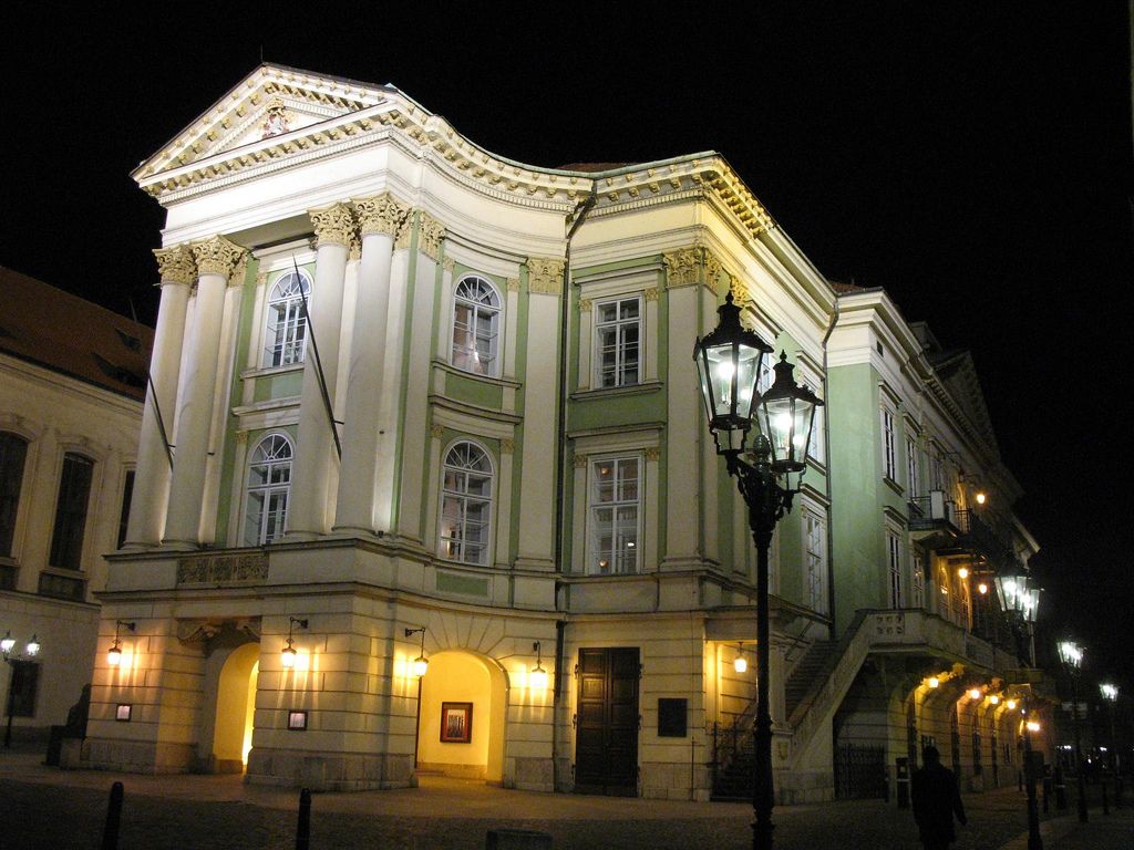 Театр в вечерей подсветке