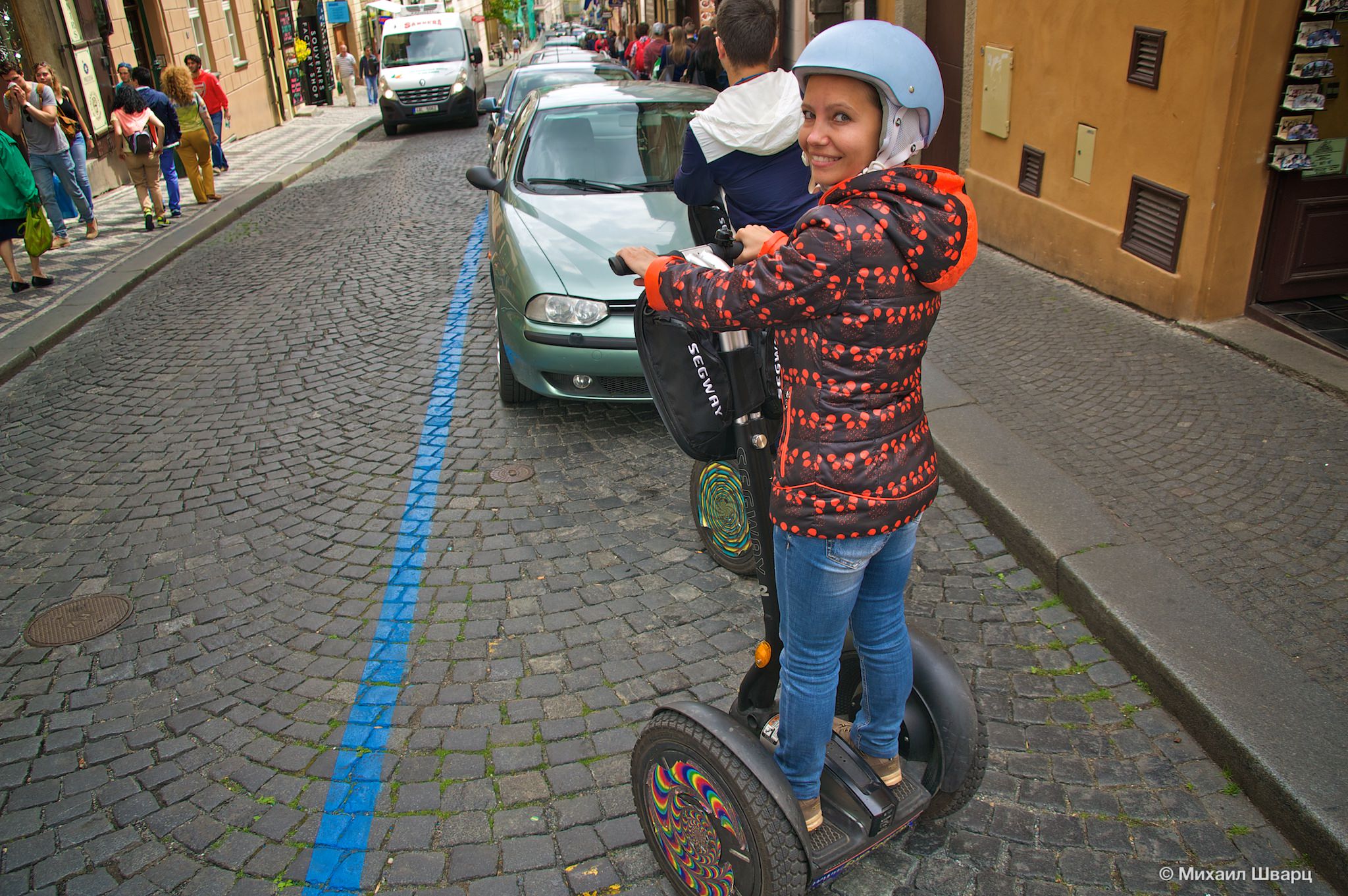 Лена меня обгоняет