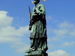 Скульптура Яна Непомуцкого в Праге