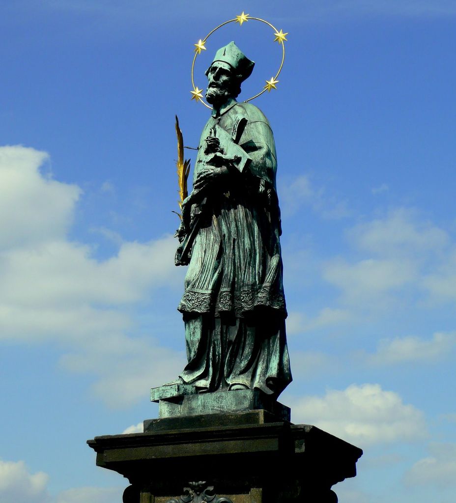 Скульптура Яна Непомуцкого в Праге