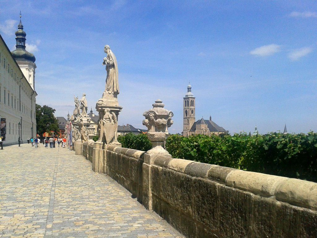 Скульптуры на "мосту"