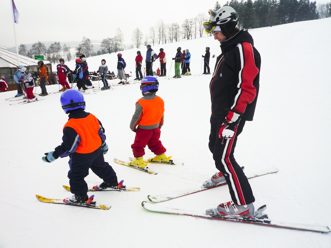 Лыжи ребенку в школу. Дети на лыжах. Дети на горных лыжах. Лыжи в школе. Катания на лыжах.