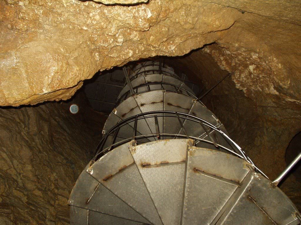 Спуск в пещеры