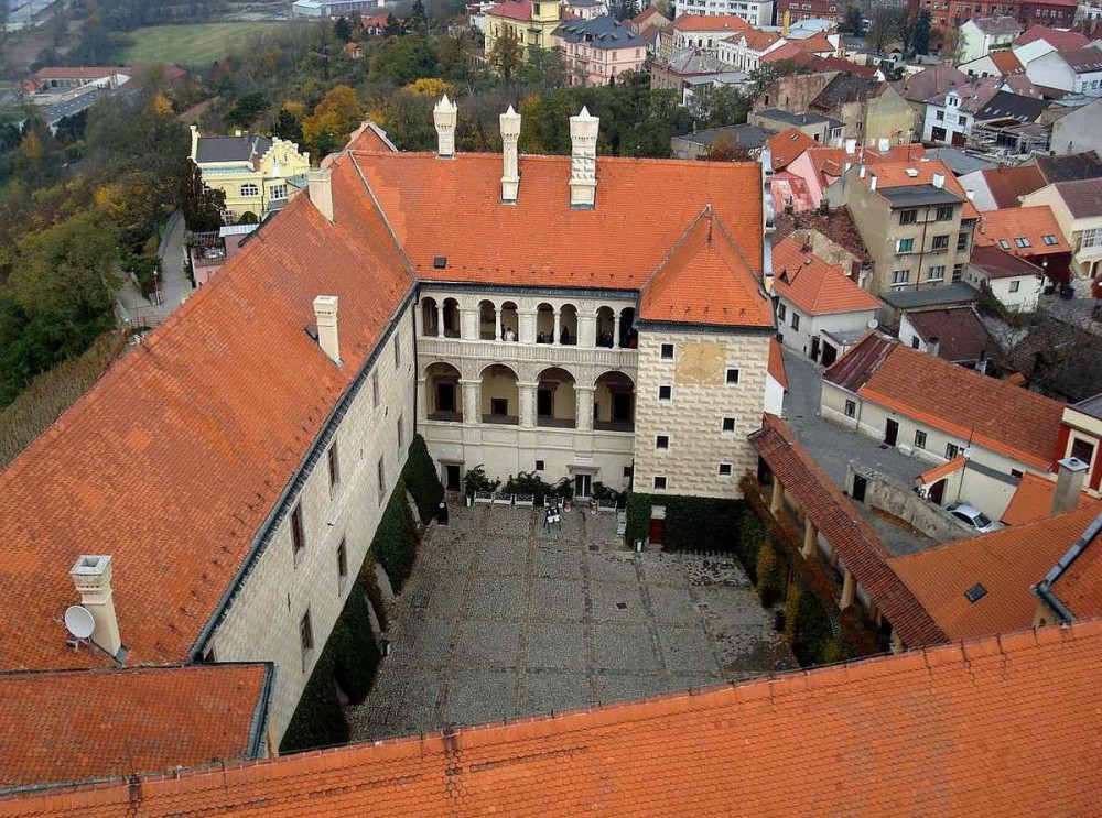 Вид на замок с башни св. Людмилы