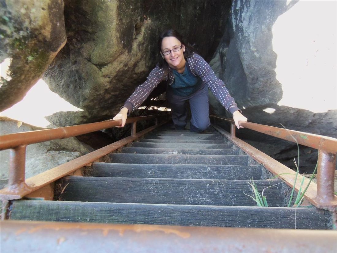 Нужно подняться по отвесной лестнице