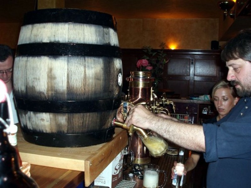 Пиво разливают из осмолённой деревянной бочки