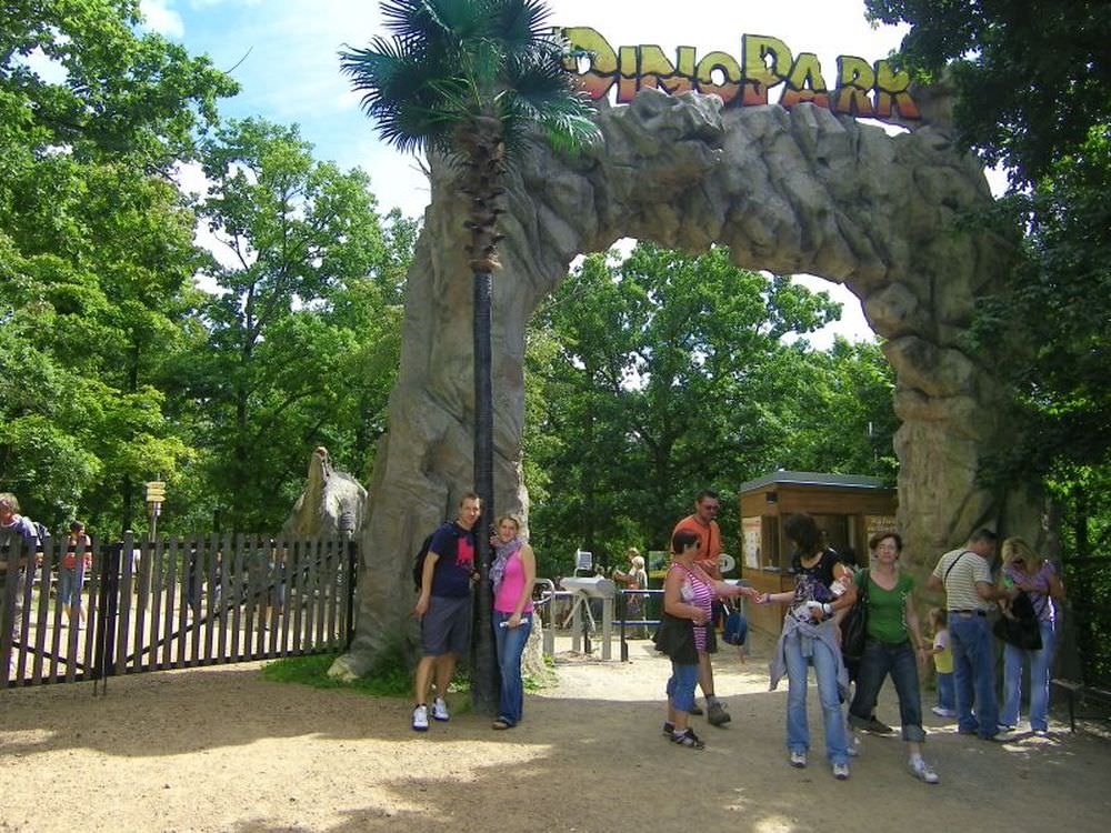 Вход в Динопарк