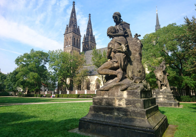 Вид на церковь со стороны Вышеградских садов