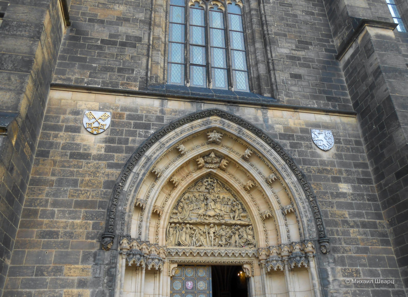 Тимпан над главным входом с рельефом на тему «Страшного суда»