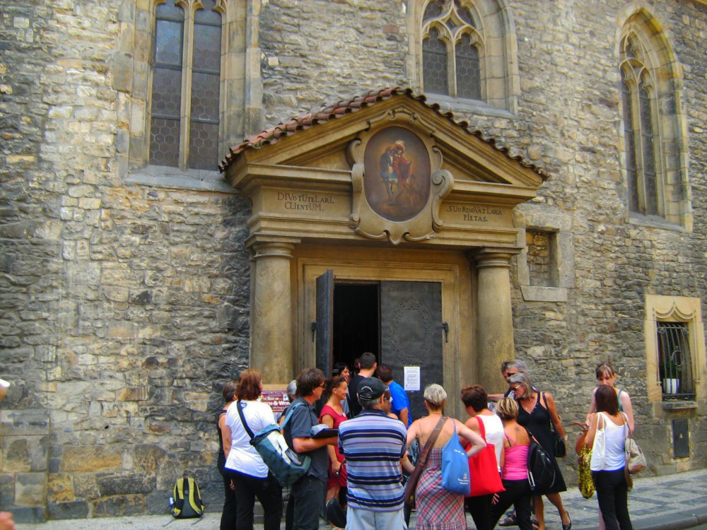 Барочный входной портал, украшенный изображением св. Мартина