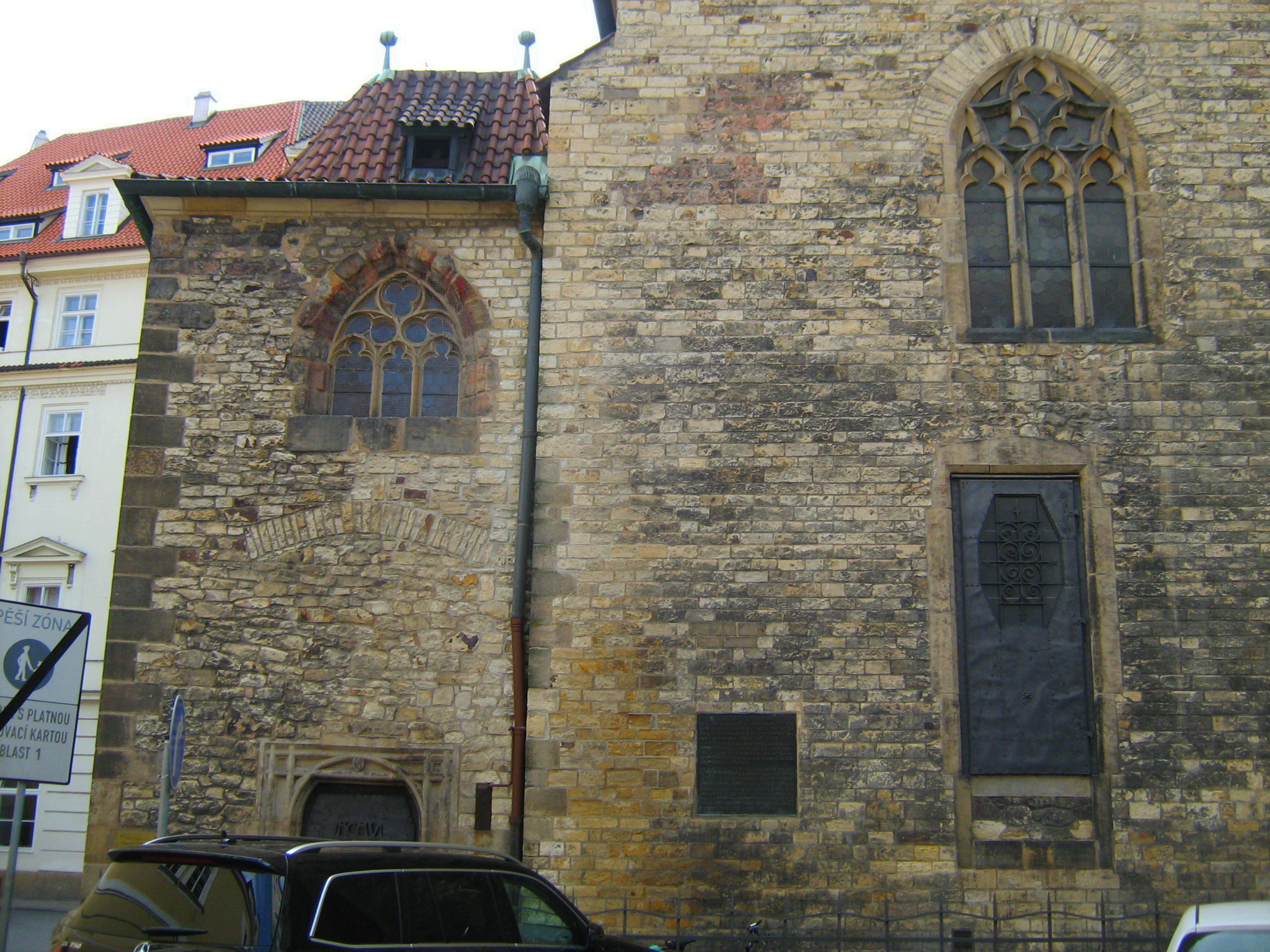 Отдельный вход в церковь