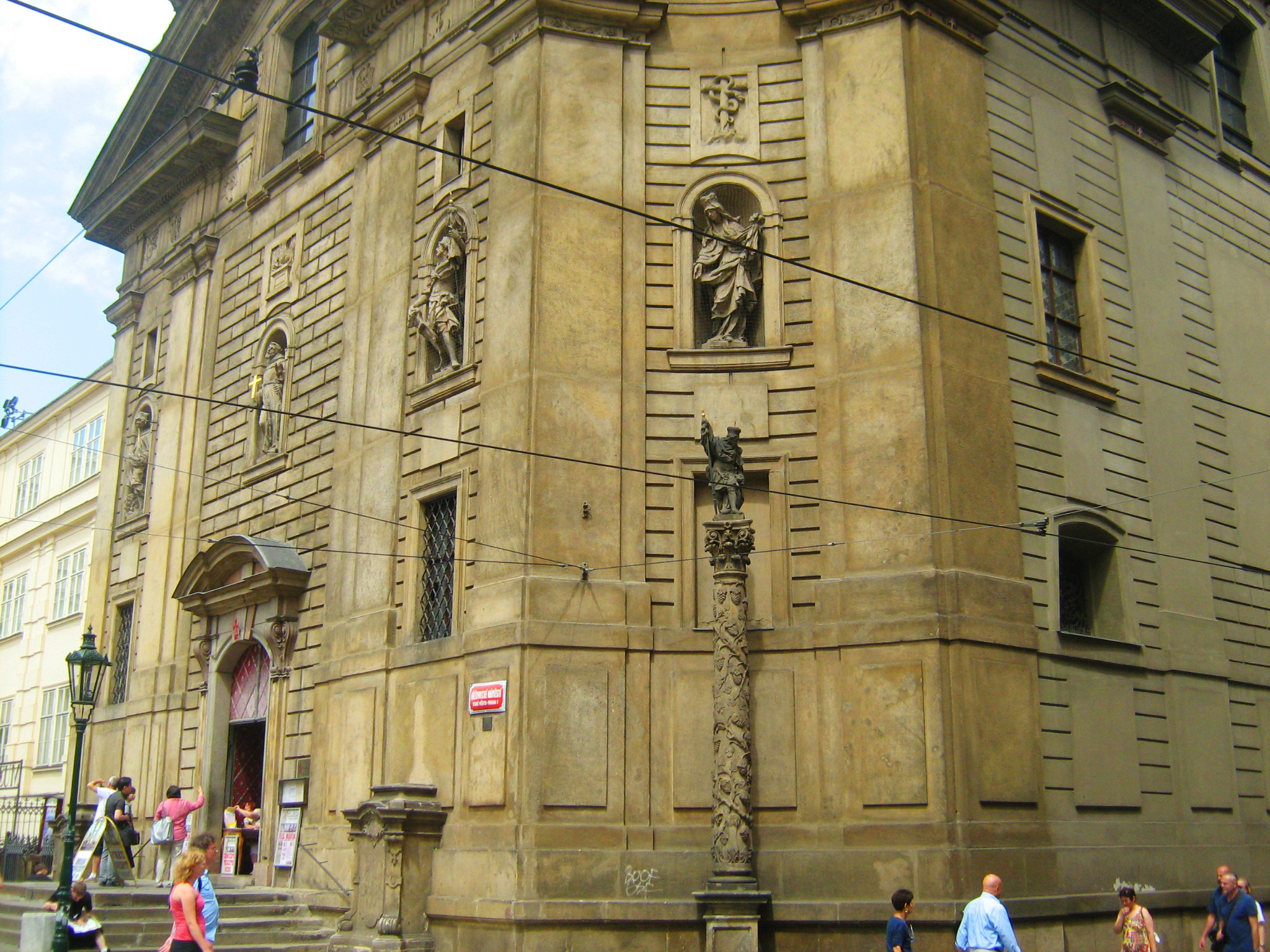 Столб XVII века с изображением св. Вацлава