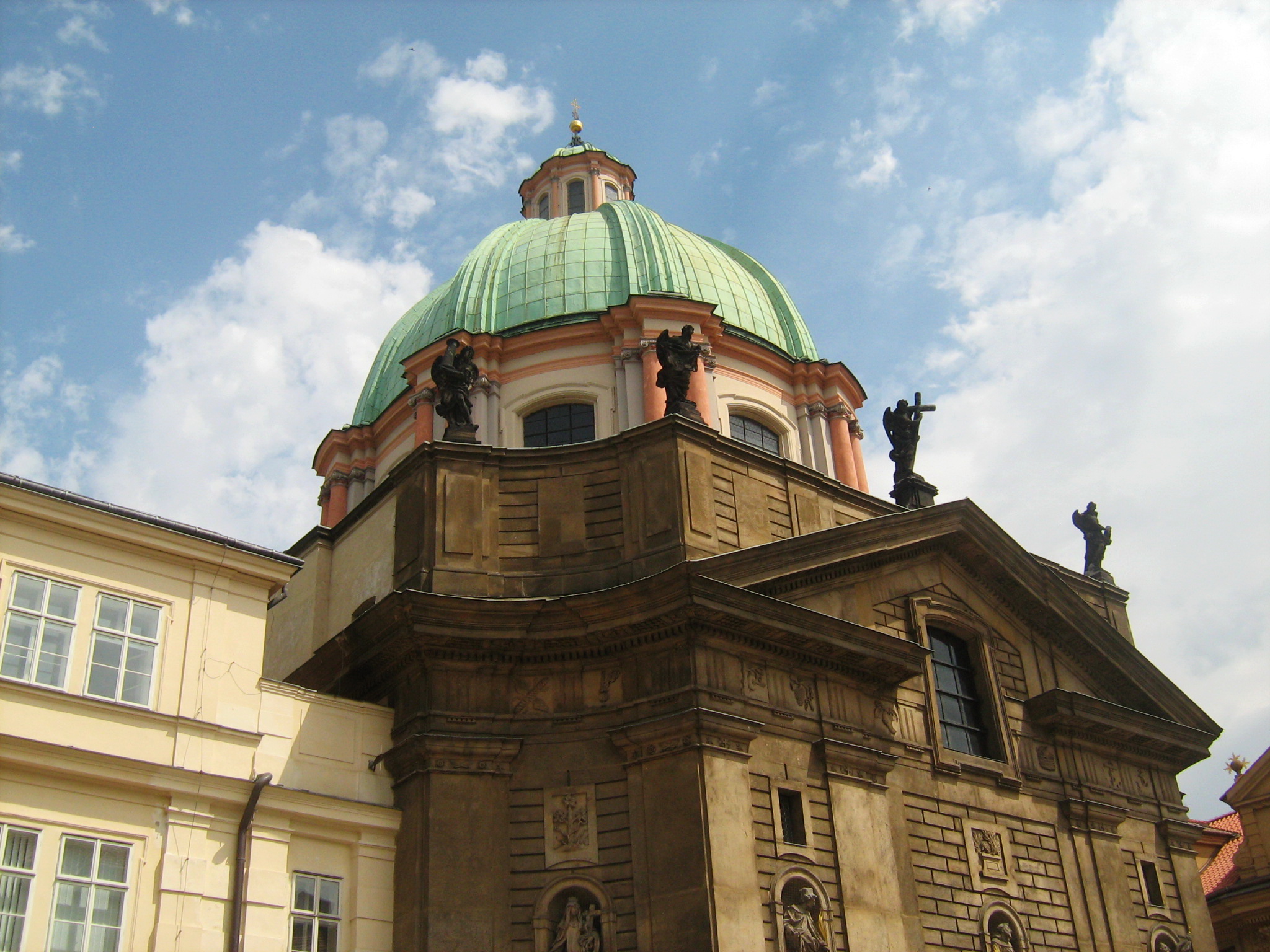 Купол церкви с окнами