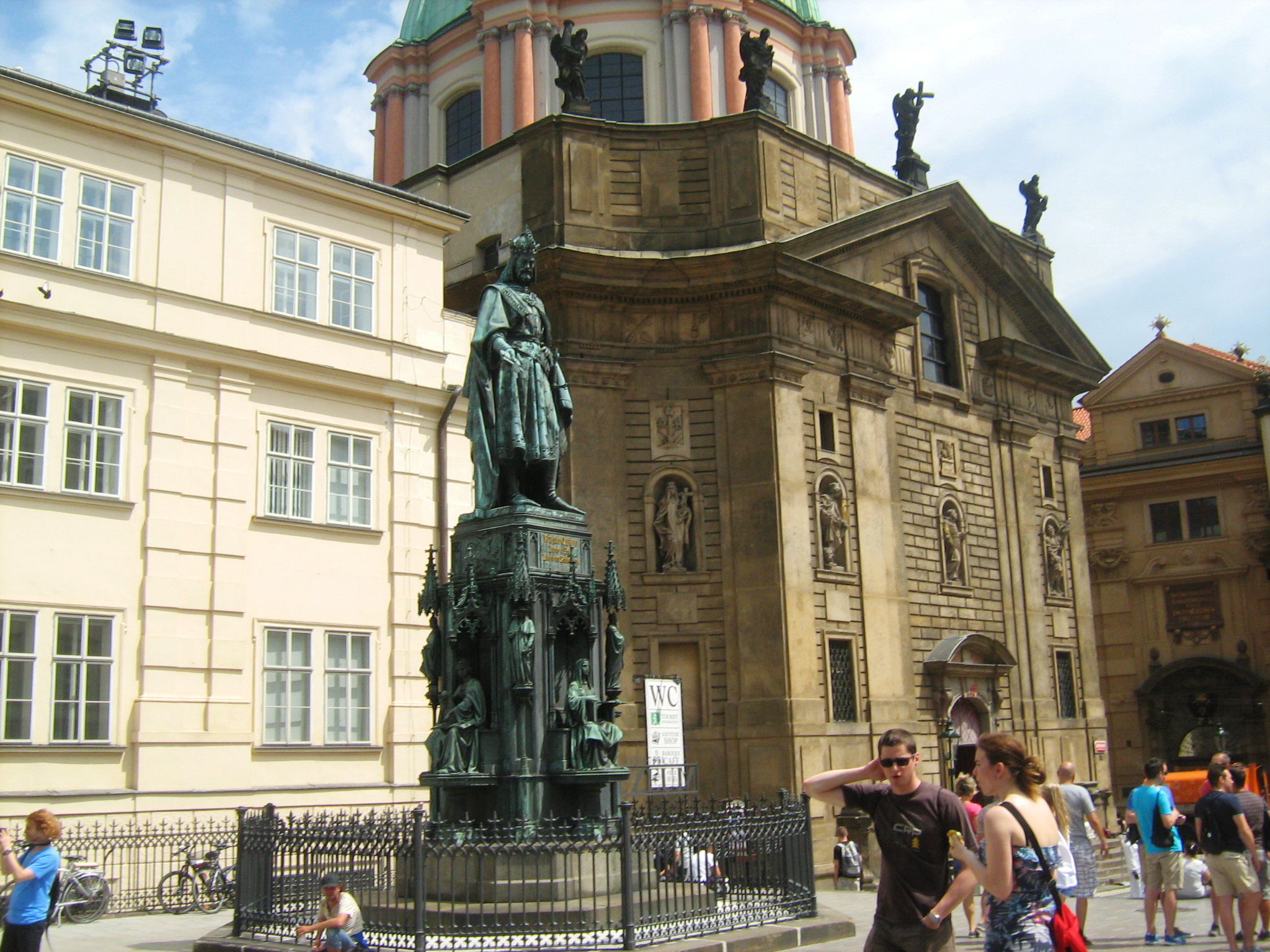 Вид на костел с площади Крестоносцев