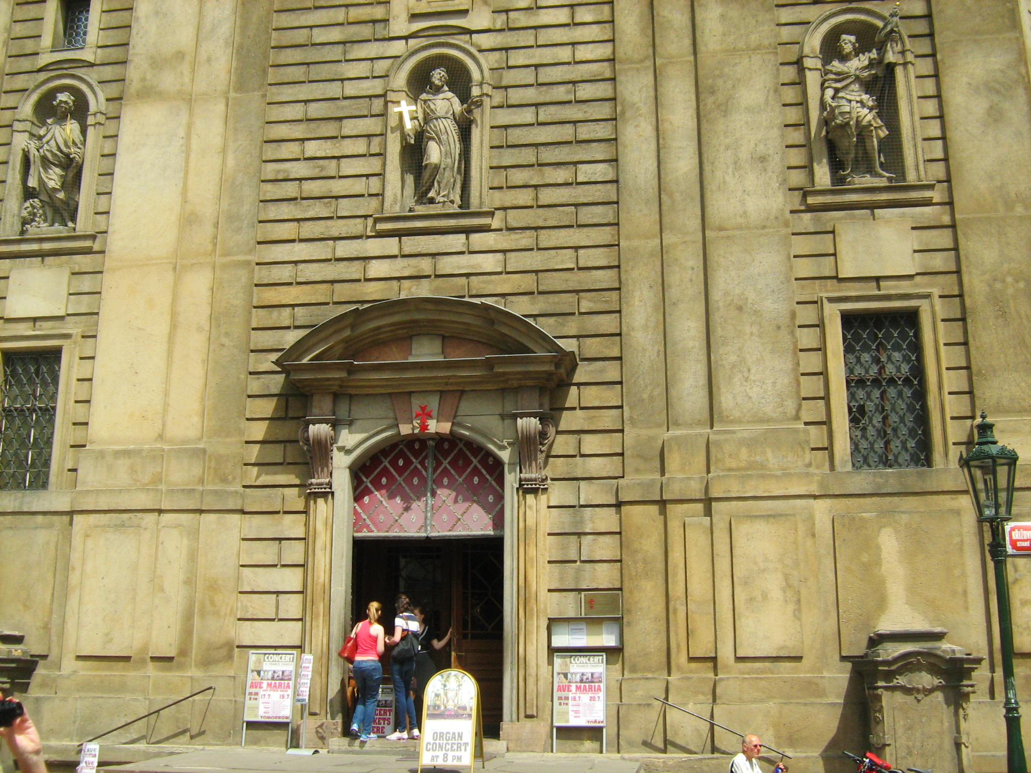 Вход и знак Ордена рыцарей креста с красной звездой