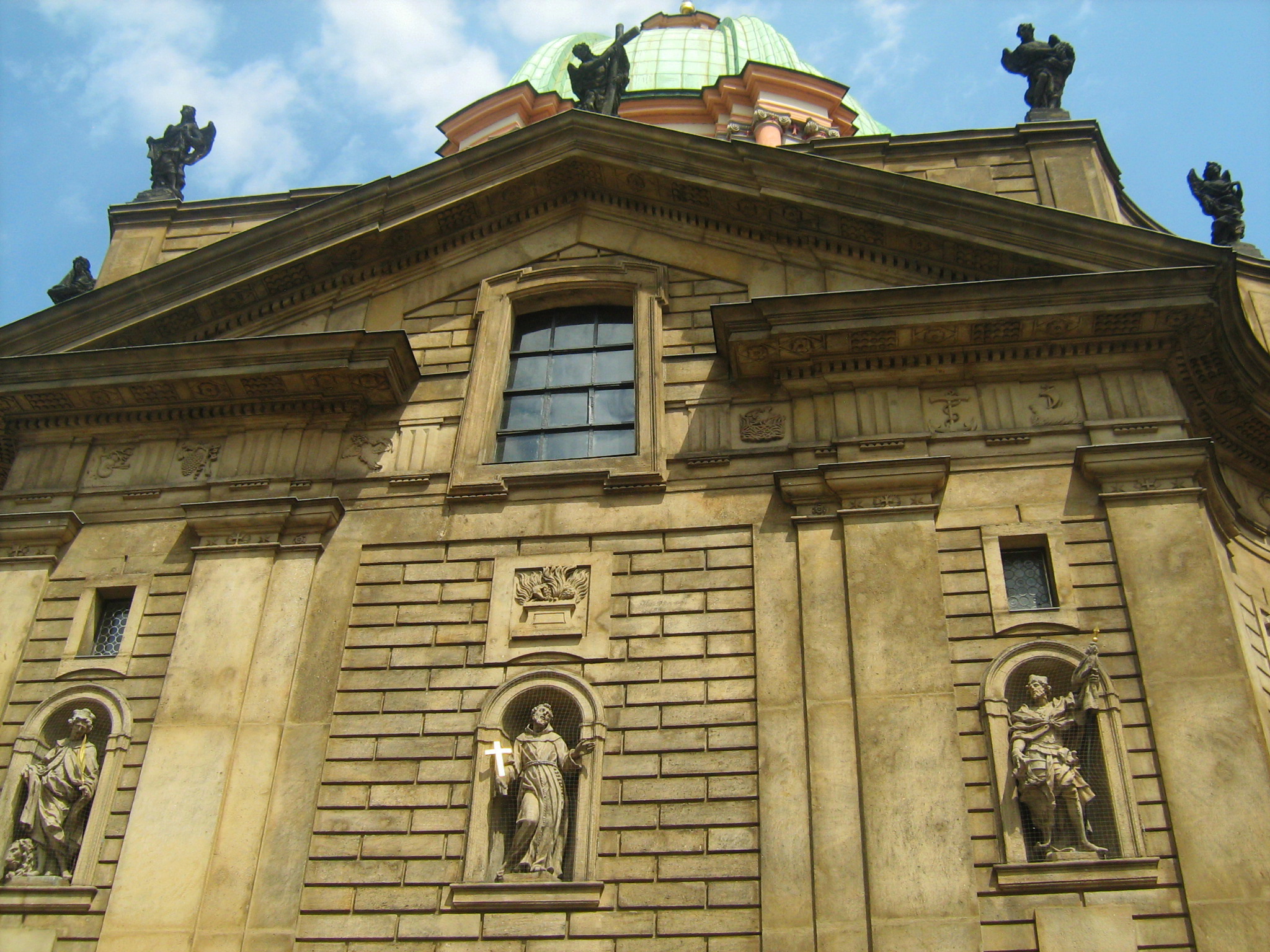 Статуи святых