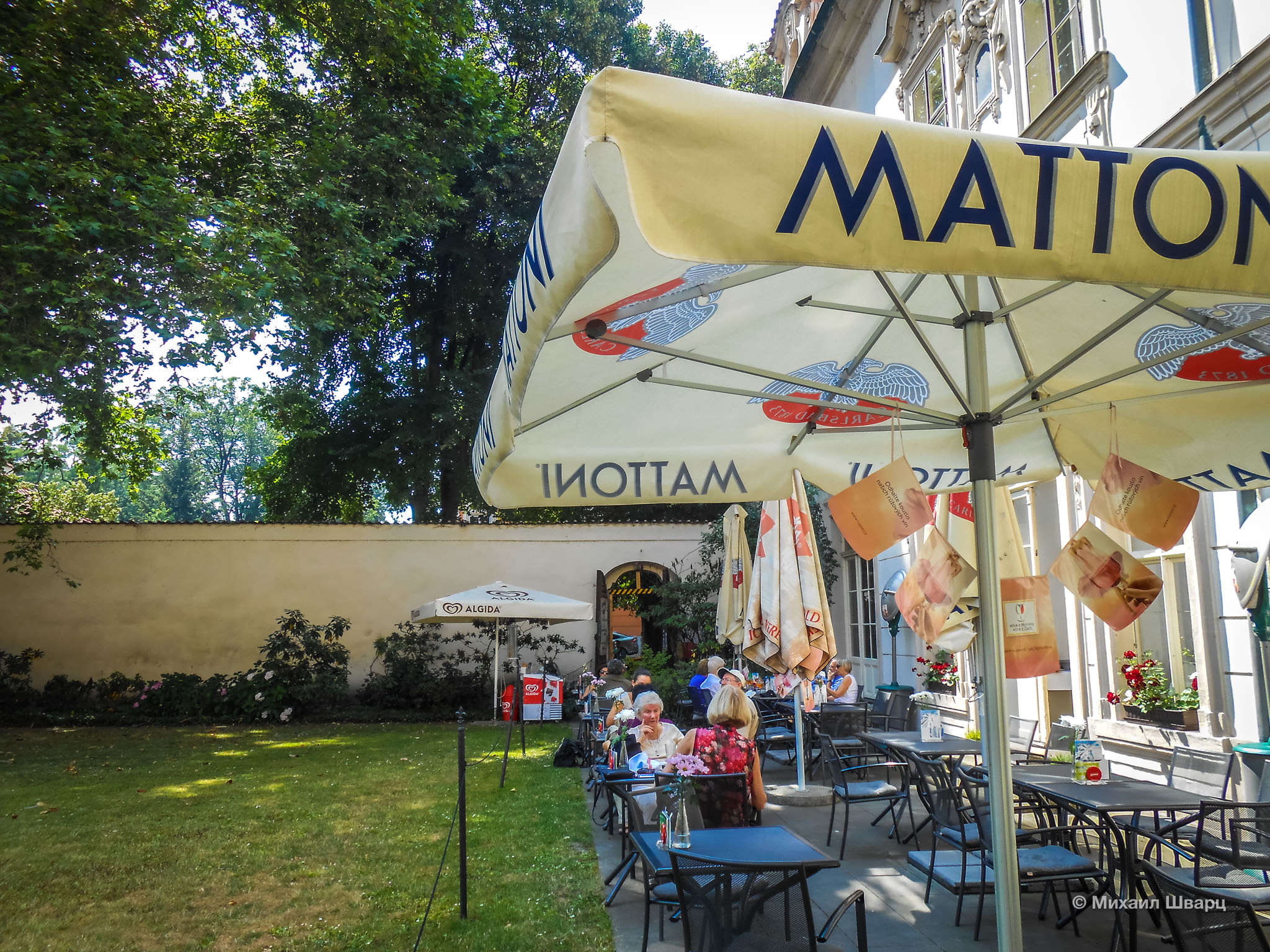 Приятно посидеть в саду