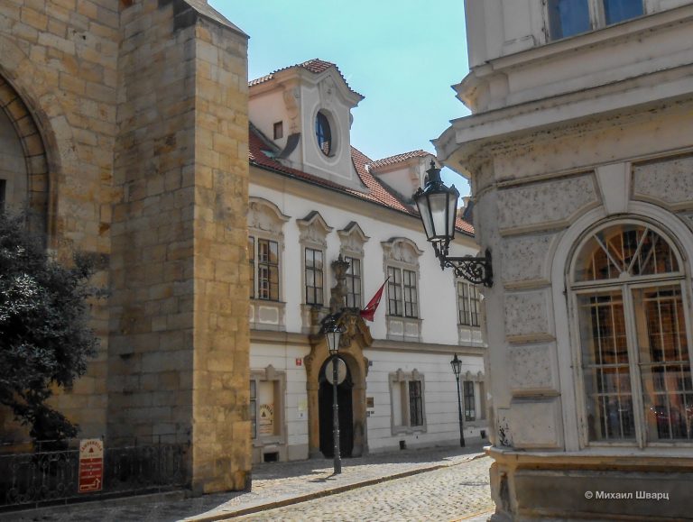 Дворец Великого приора Мальтийского ордена и Мальтийский монастырь