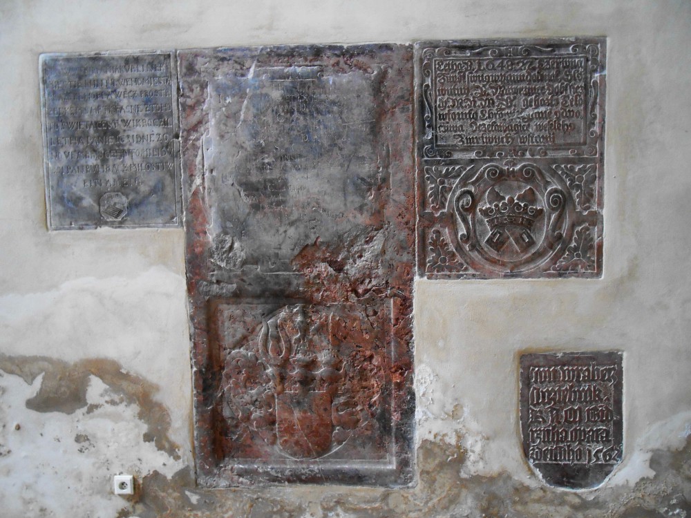 Древние плиты на стене