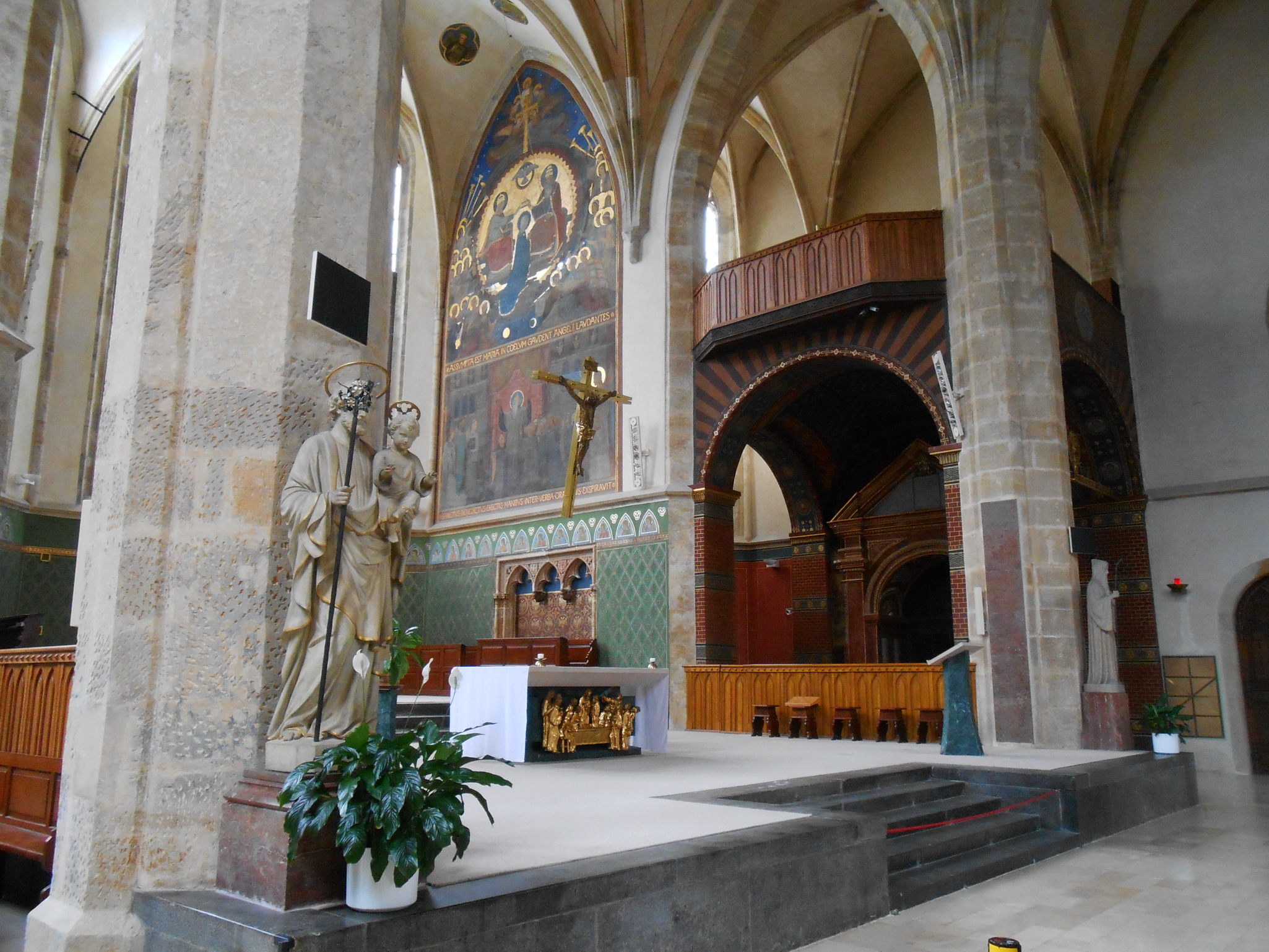 Пресвитерий с сохранившимися фресками мастеров бойронской школы (80-е годы XIX века). Вверху - Коронация Девы Марии, внизу - смерть св. Бенедикта