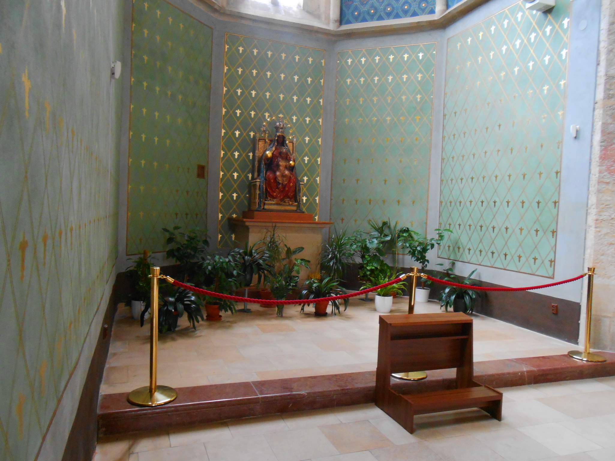 Статуя Монсерратской богоматери (1636 г.) в боковом нефе, принесенная испанскими монахами-бенедиктинцами