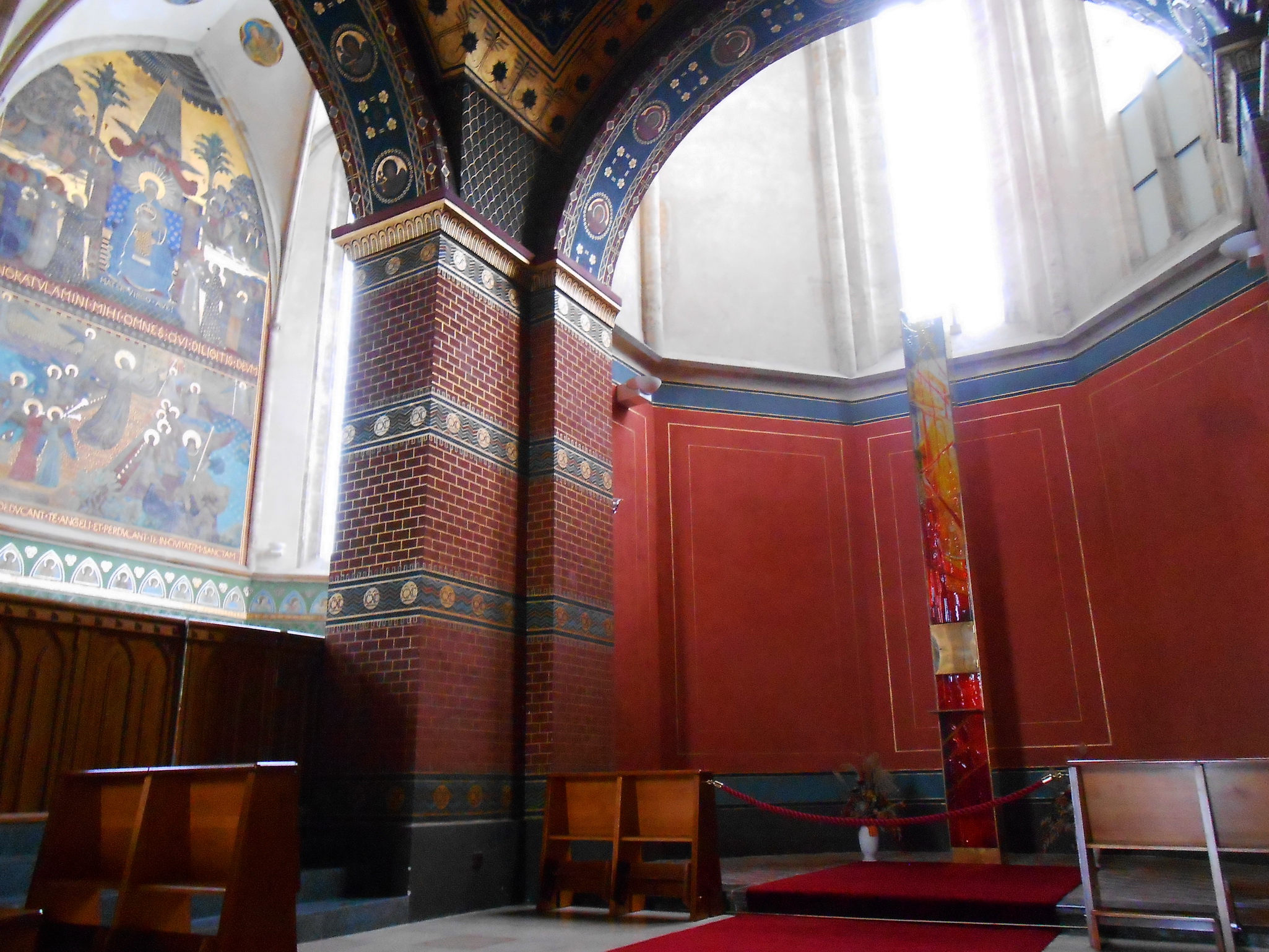 Святилище в конце южного нефа, созданное по проекту архитектора Я. Сынека в 2008 г.