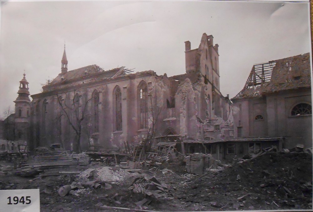 В 1945 г. монастырь сильно пострадал от бомбежки союзников, костел остался без крыши