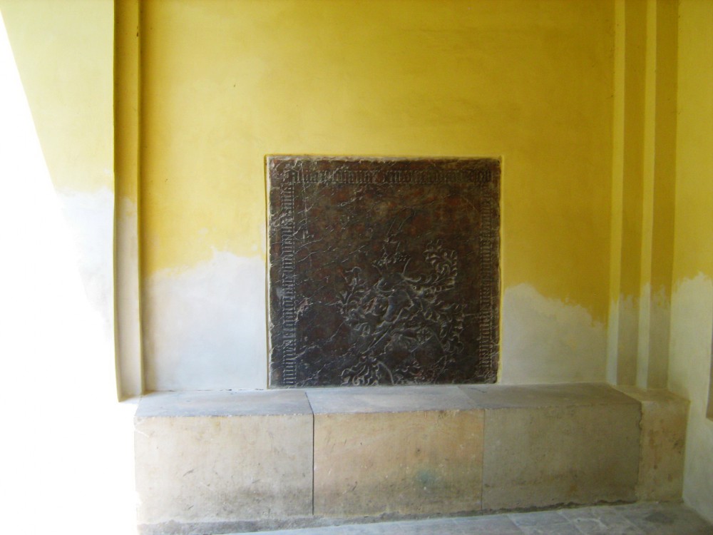 Древняя плита в стене
