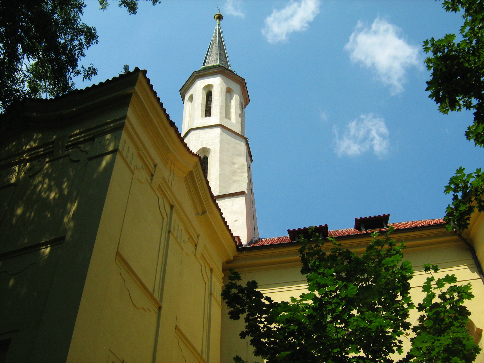 Пирамидальная крыша церкви с крестом