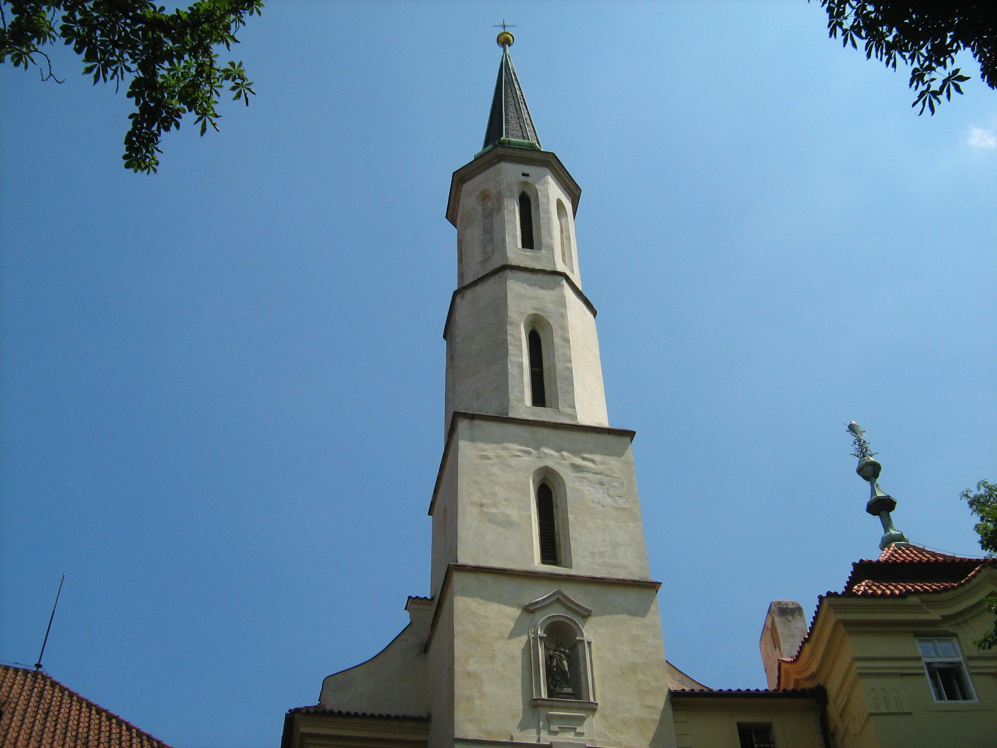 Окна на верху башни в готическом стиле