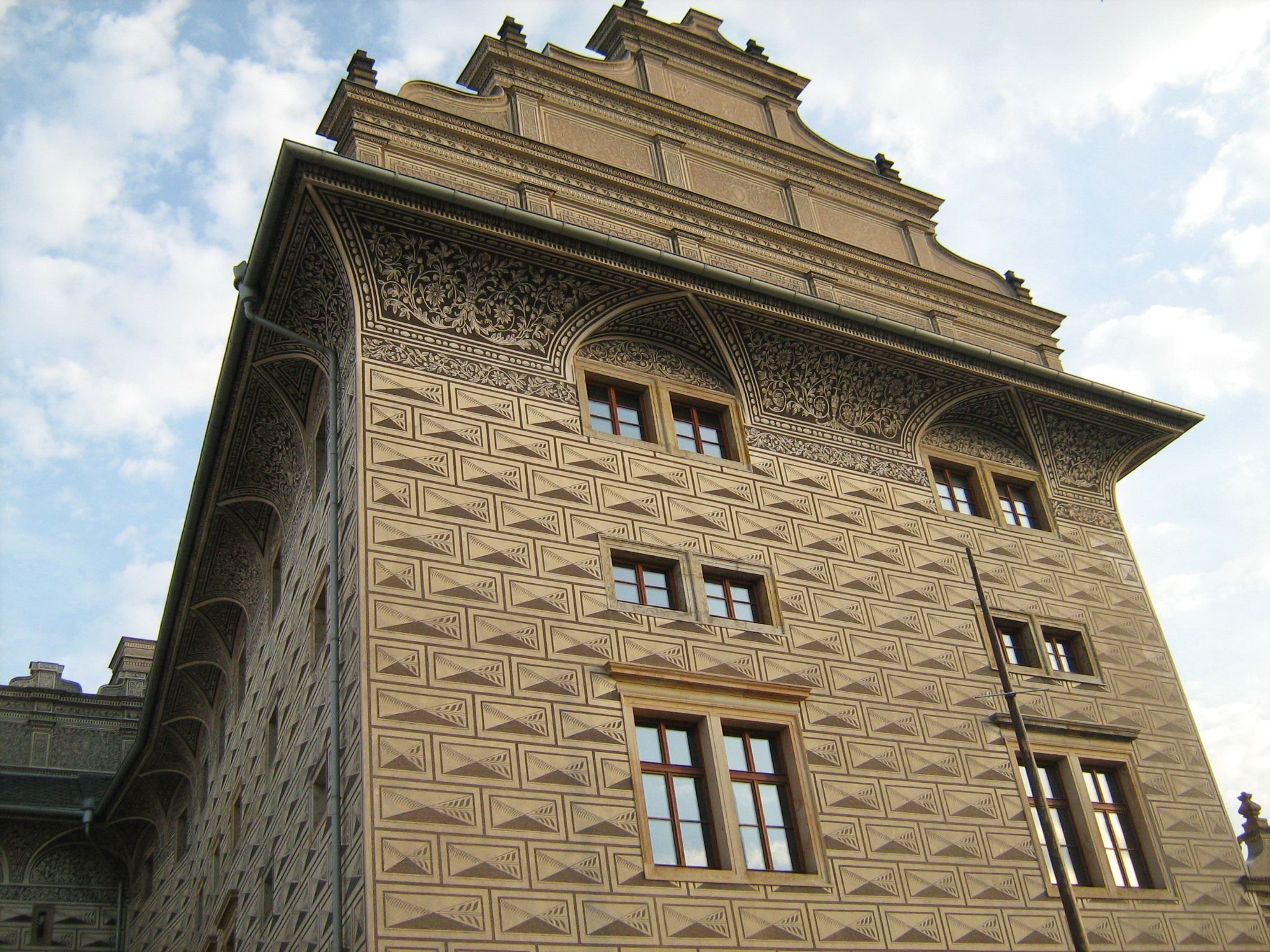 Черно-белая отделка в технике сграффито