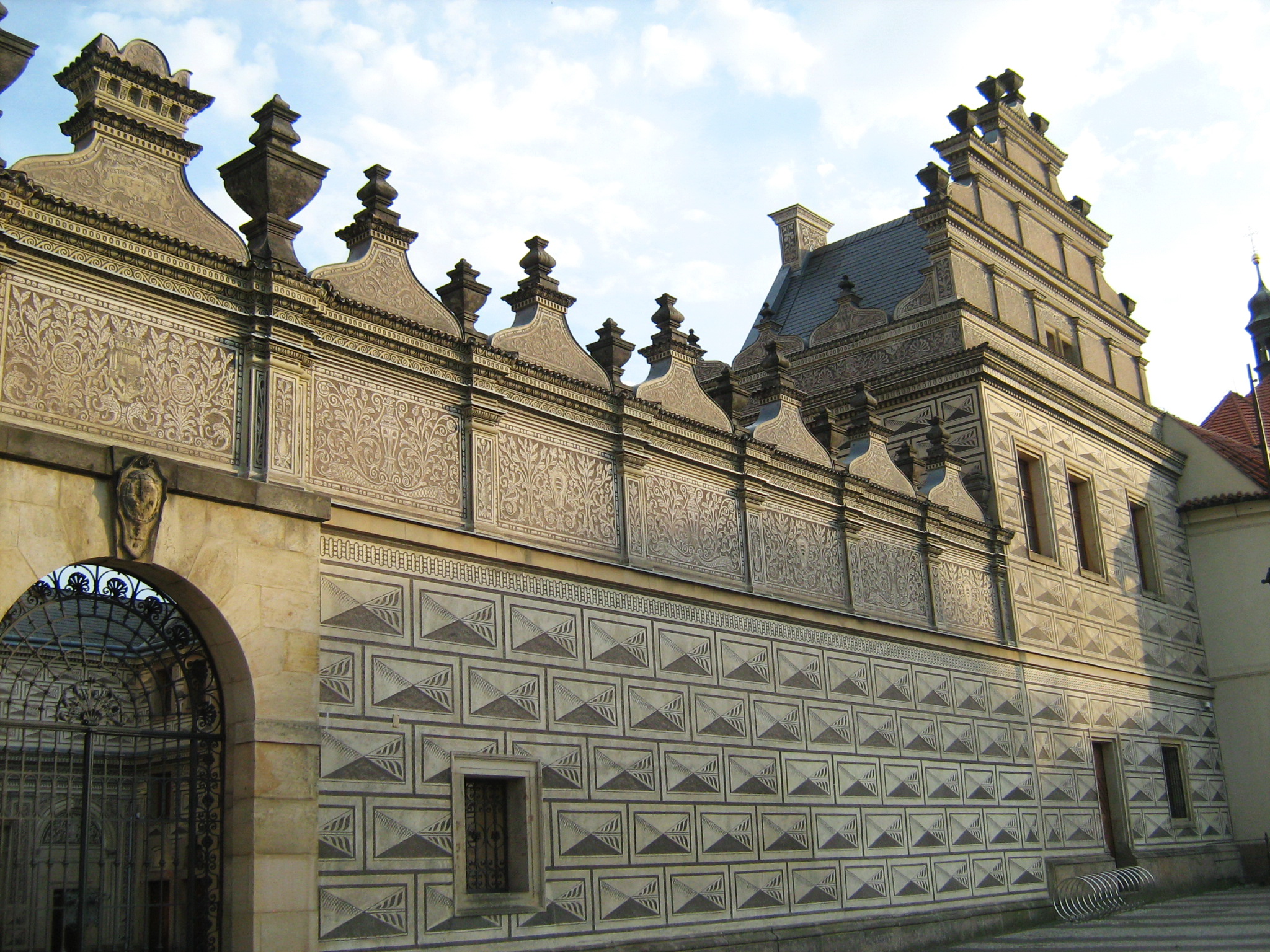 Стена, отделяющая внутренний дворцовый двор от площади