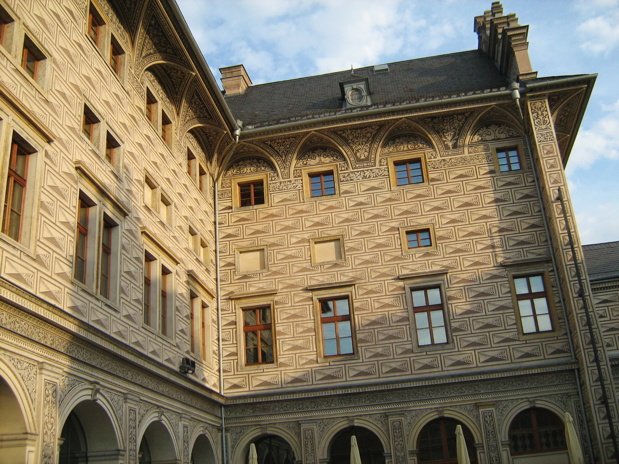 Массивные люнеты над окнами