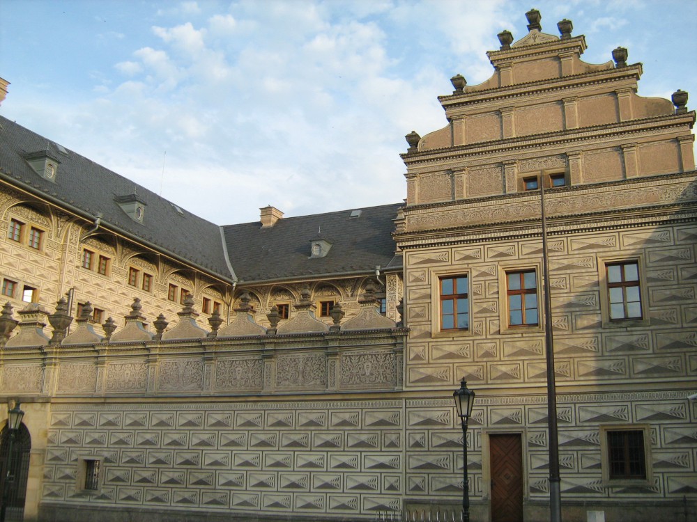 Так выглядит дворец со стороны Градчанской площади