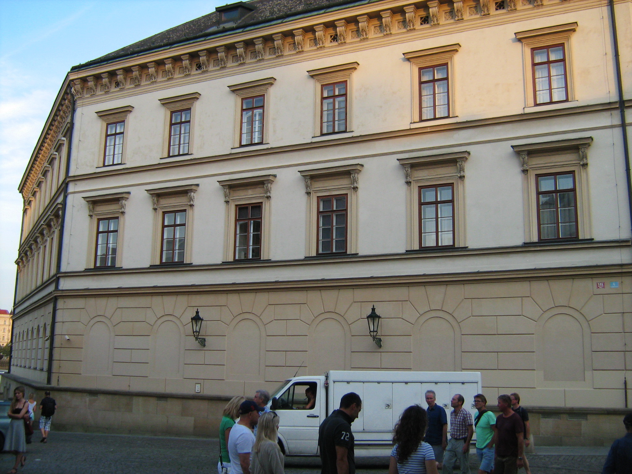 Вид дворца с левой стороны