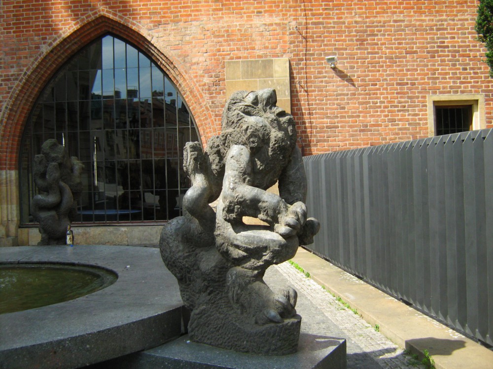 Скульптура льва на фонтане