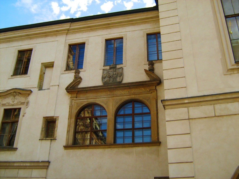 Фасадное окно со стороны улицы Železná