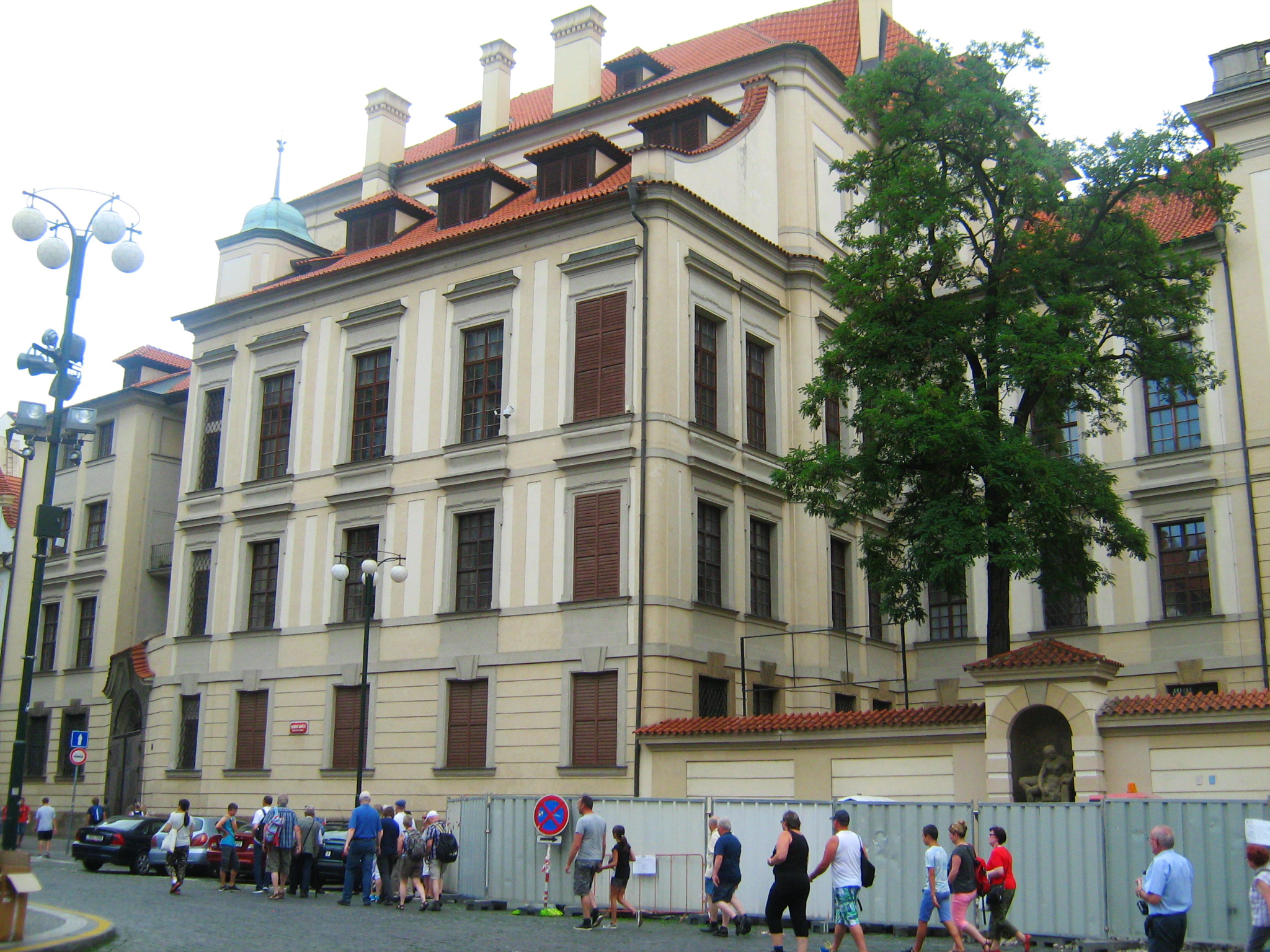 Вид на дворец со стороны Марианской площади