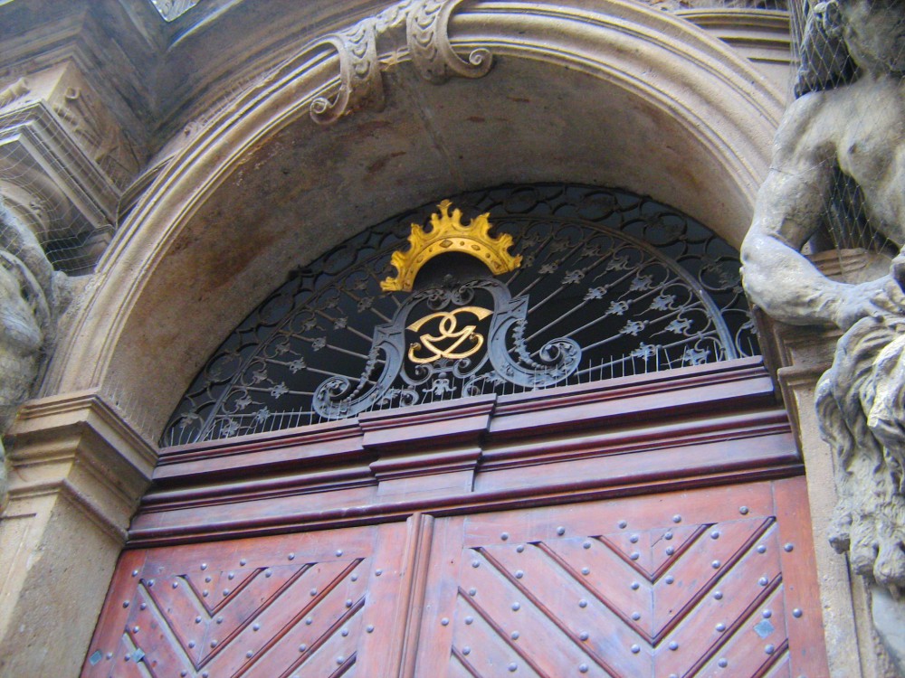 Герб над входом