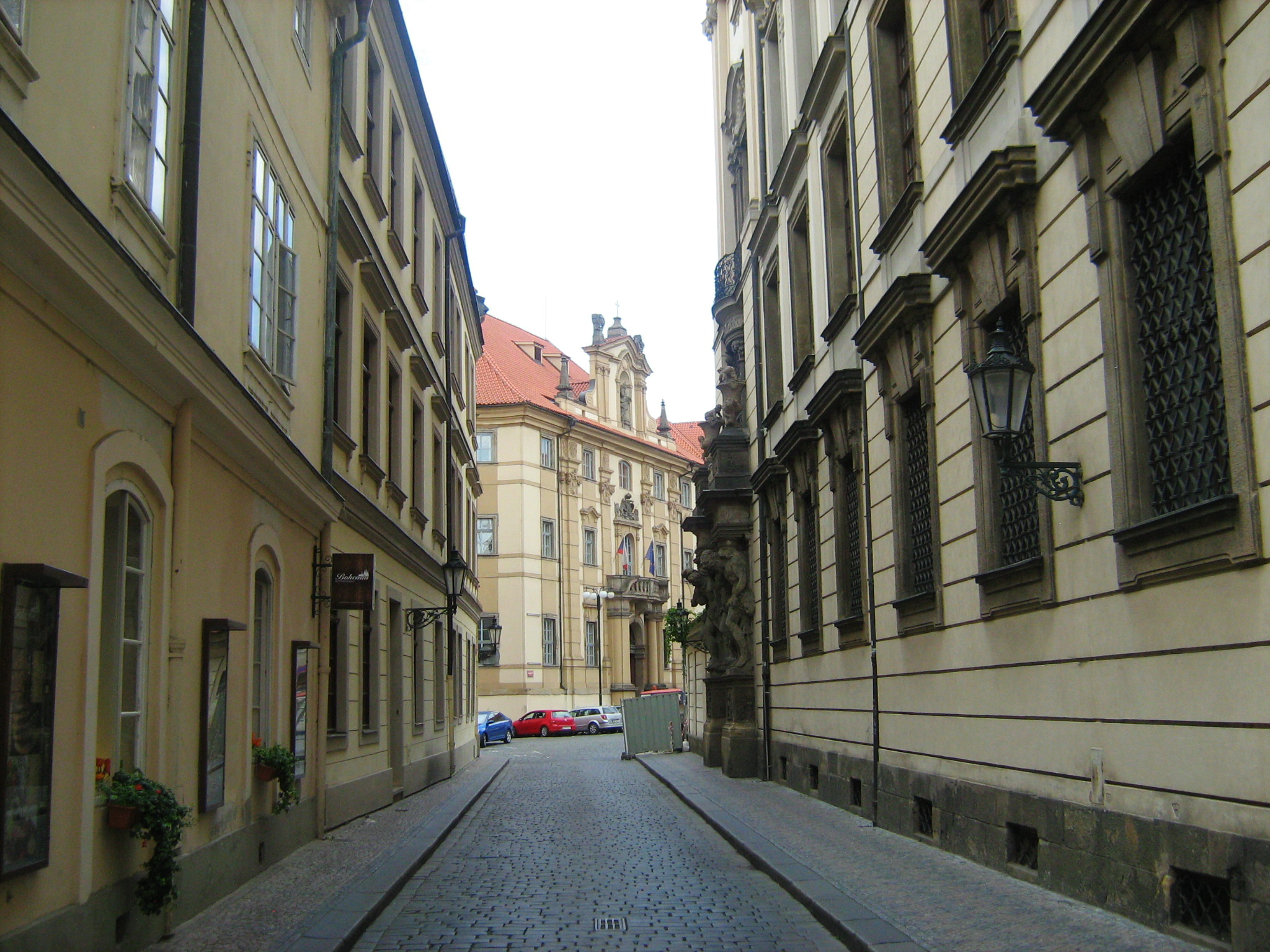 Дворец с улицы Гусова