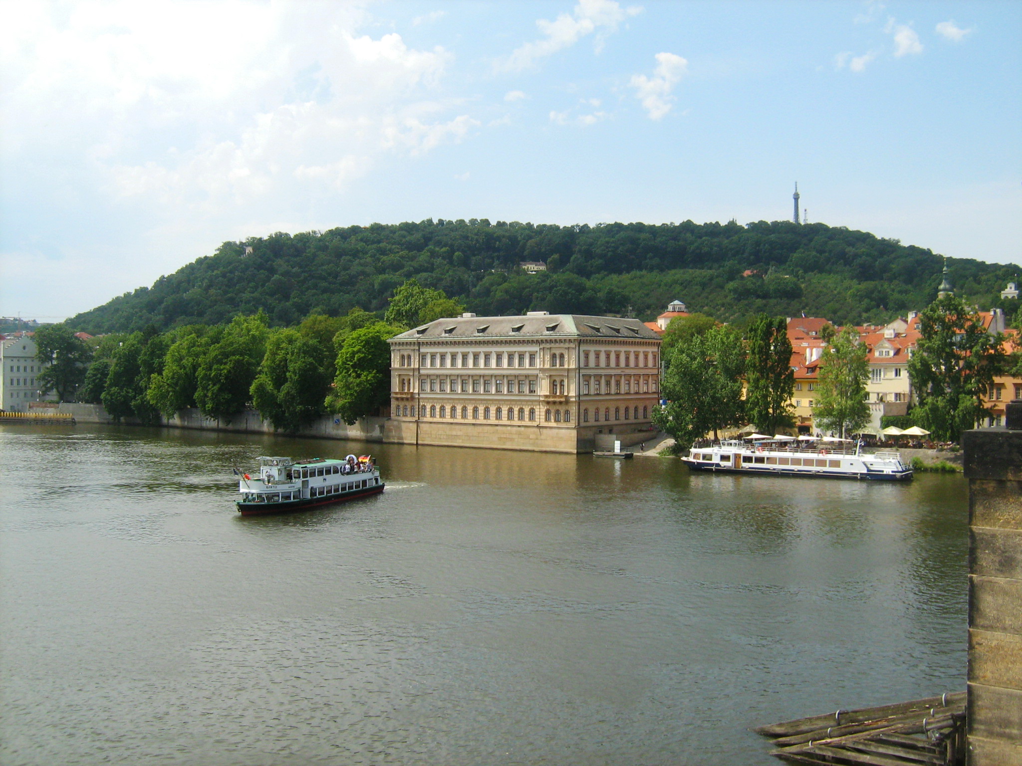 А так видно дворец с Карлова моста