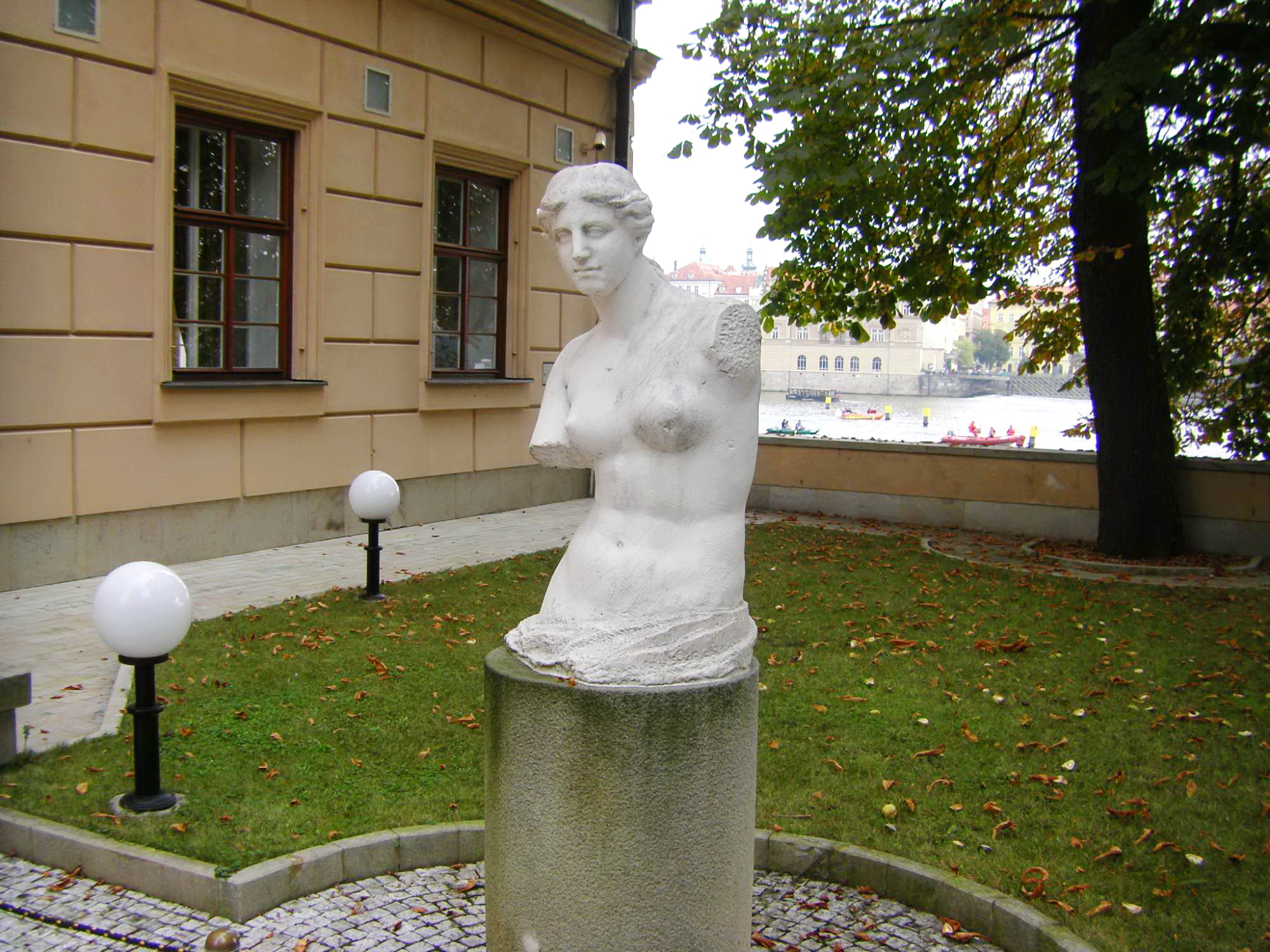 Небольшой парк возле дворца