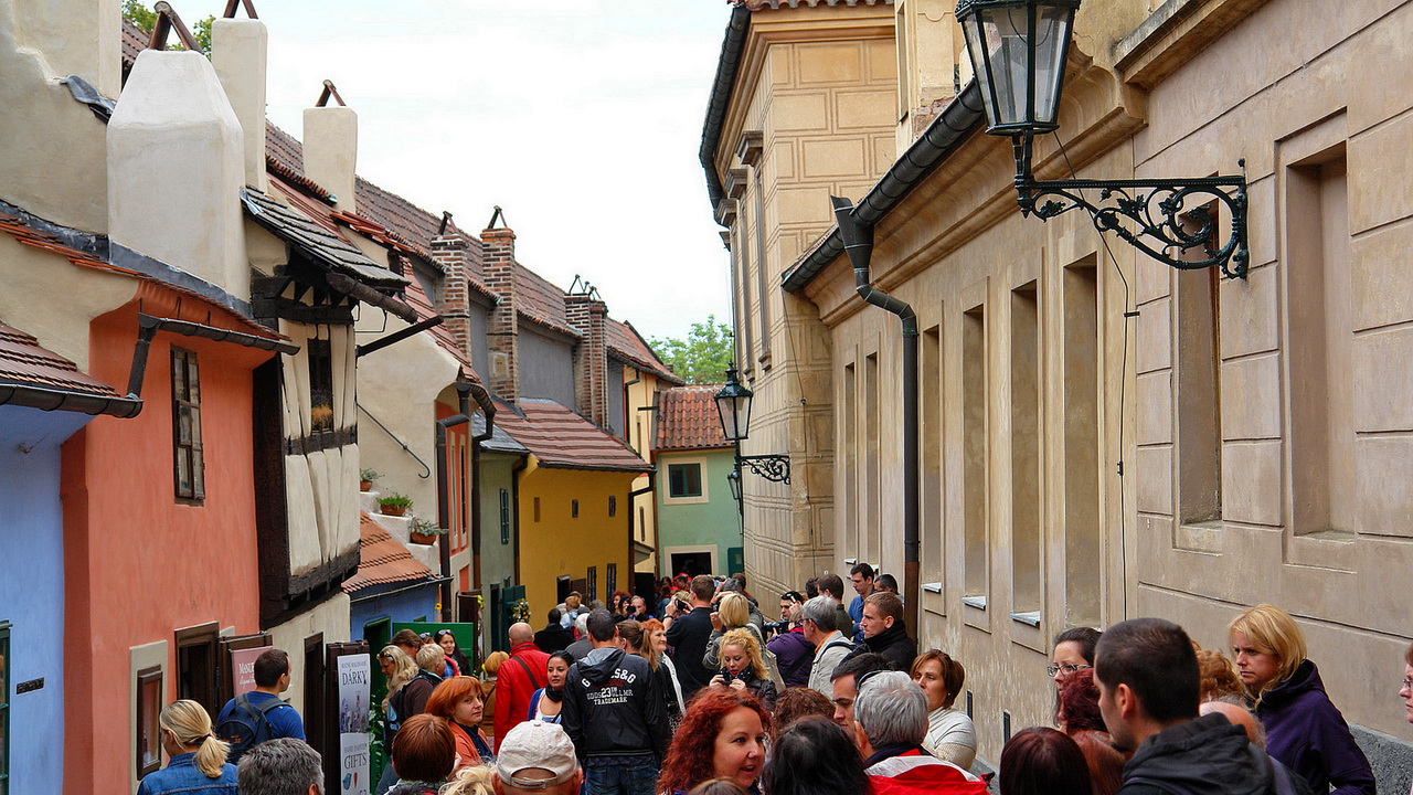 В каком городе золотая улица. Золотая улочка в Праге. Золотая улочка в Праге картинки.