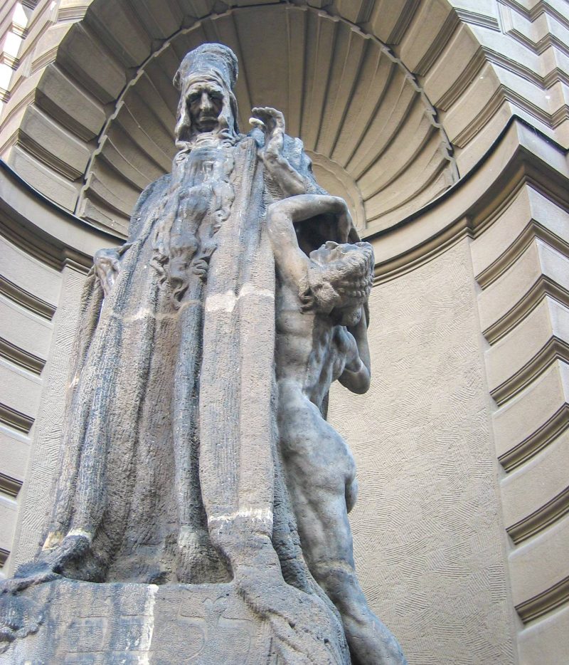 Скульптура раввина Лева на Новой ратуше