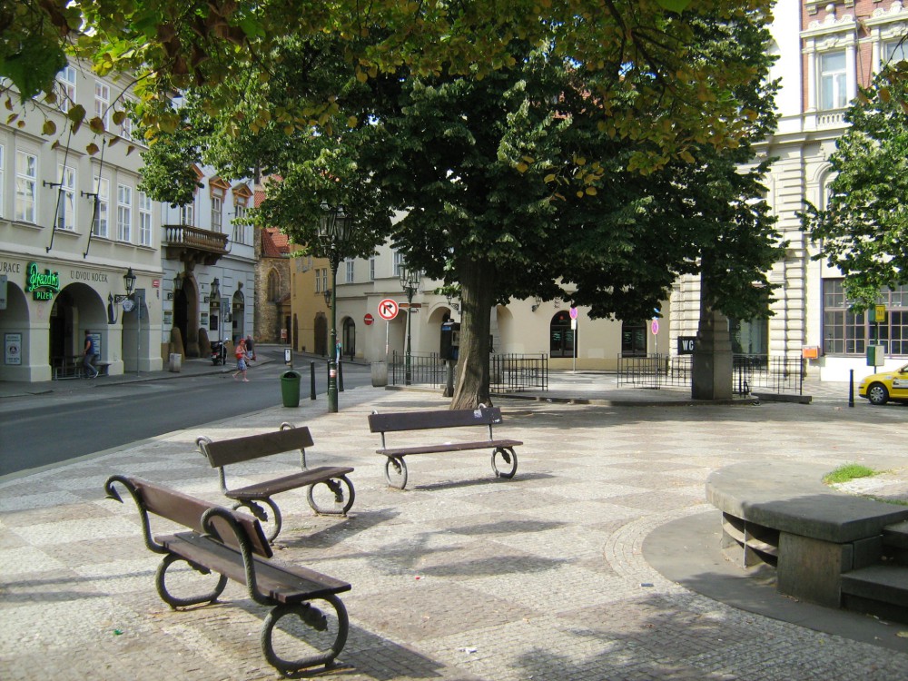 Уютные скамейки на площади