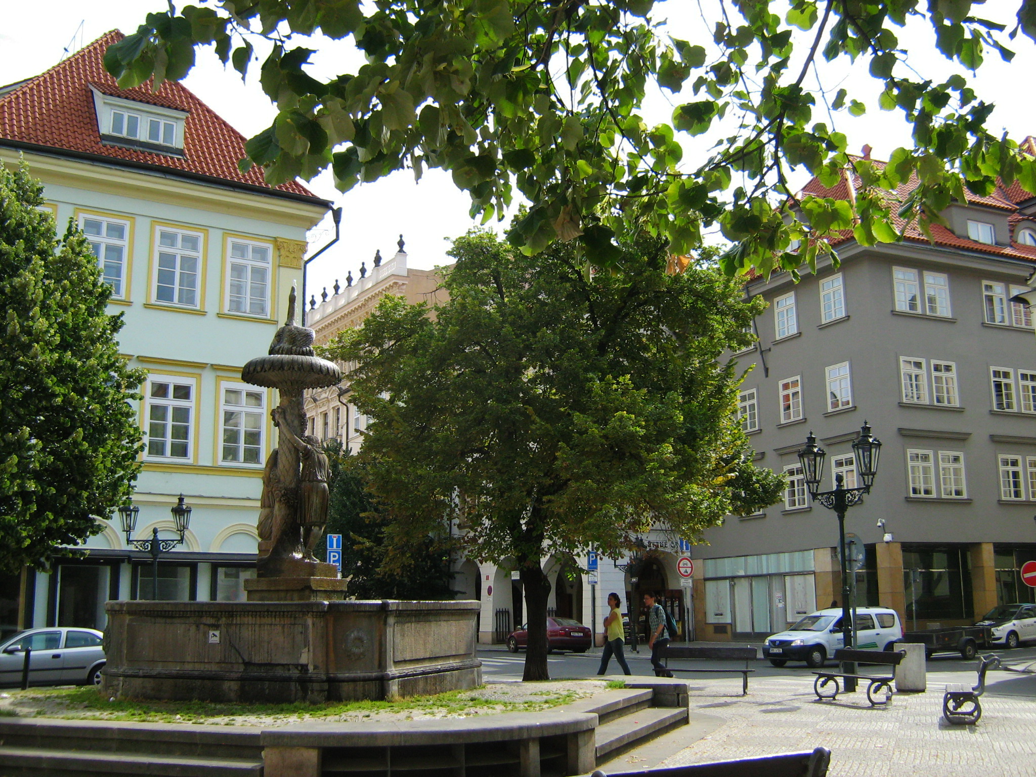 Фонтан в центре Угольного рынка