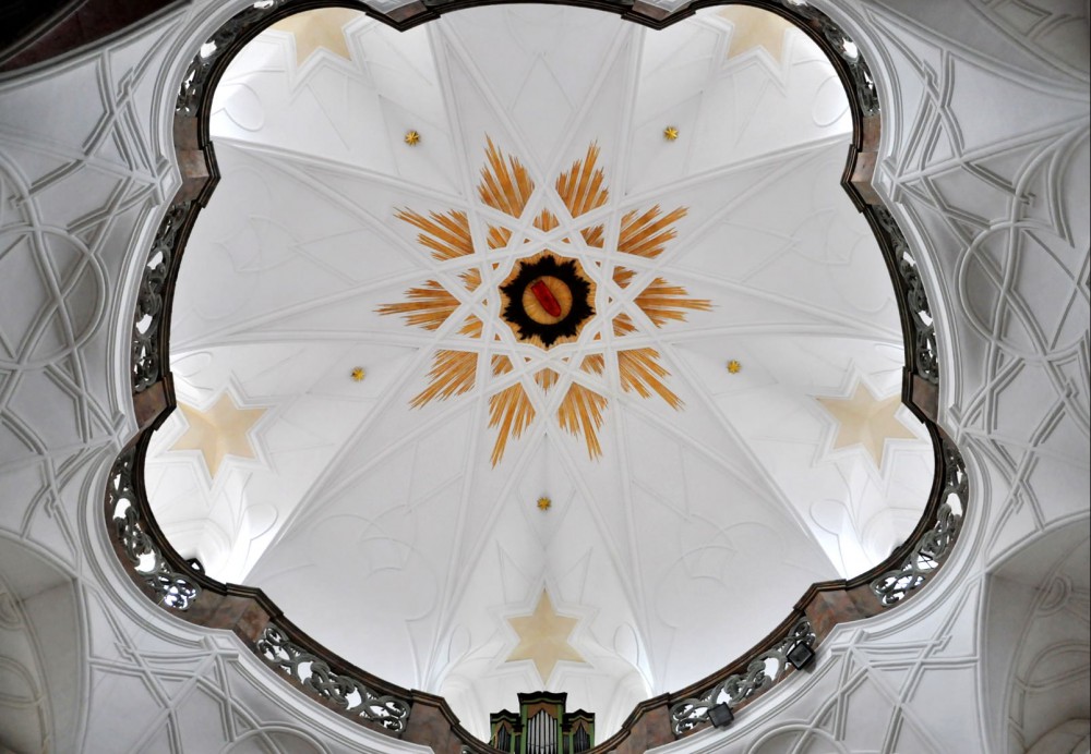 Свод купола храма. В центре - язык, как символ молчания Яна Непомуцкого