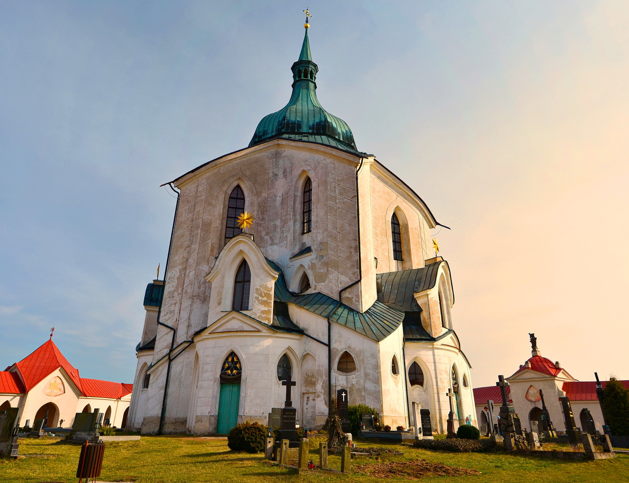 Архитектура церкви. Основные детали кода Сантини: язык св. Яна, аббатская митра, Святая Троица и бенедиктинская звезда