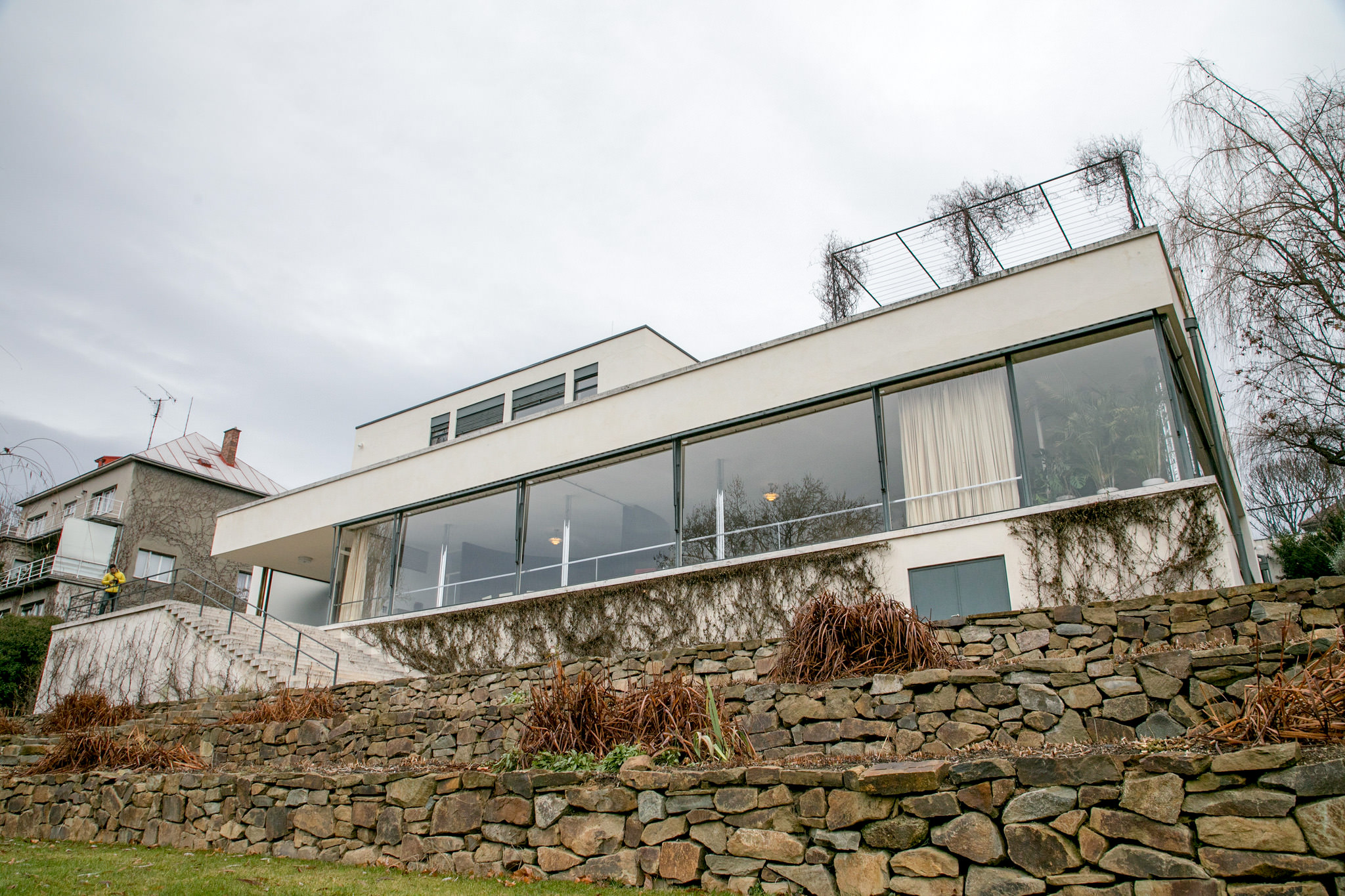 Вид на виллу с боку